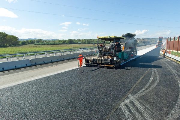 Asfaltatrice -Lavori di ampliamento autostrada